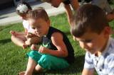 Foto: Dětem v česko-anglické školičce horko nevadí, věnují se i józe