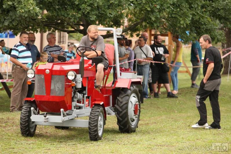 Pro traktoristy připravili hned několik soutěžních disciplín