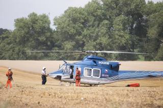 Aktualizováno, foto: Při požáru pole u Českého Brodu musel hasit i vrtulník