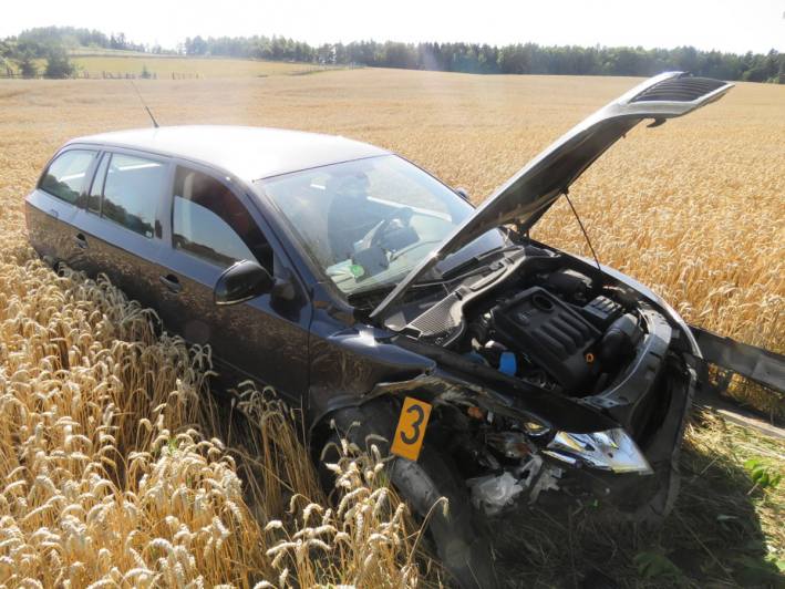 ﻿Osmatřicetiletá řidička narazila do stromu, s vozidlem skončila v pšenici