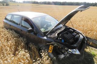 ﻿Osmatřicetiletá řidička narazila do stromu, s vozidlem skončila v pšenici