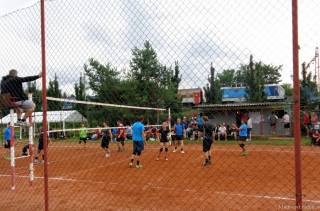 Ve volejbalovém turnaji smíšených družstev v Pečkách bojovalo šestnáct týmů