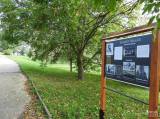 20170902001031_DSCN7576: Informační panel u Podměstského rybníku připomíná život Klimenta Čermáka