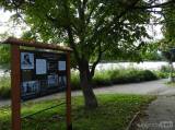 20170902001031_DSCN7577: Informační panel u Podměstského rybníku připomíná život Klimenta Čermáka