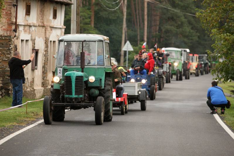 Foto, video: Druhou traktoriádu v Bramborách zahájila spanilá jízda