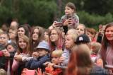 20170903084151_IMG_8067: Foto: Mladé publikum přivedl na Plaňanském posvícení do varu Milan Peroutka