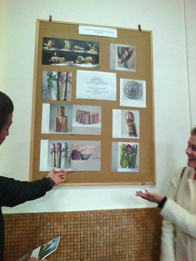 V nádražní minigalerii vystavuje tentokrát dřevořezby Hana Richterová