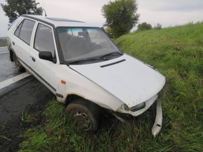 Před Kozojedy havaroval opilý řidič, druhá nehoda u Vinice si vyžádala lehké zranění