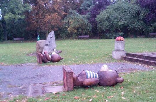 Bez komentáře, na medvědy od Kolína zaútočil neznámý vandal