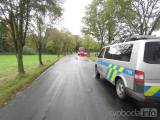 20171012173732_DN_1011: U obce u obce Mančice bouralo osobní auto, narazilo do stromu