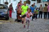 20171016083553_DSC_0938: Foto: Závodníkům Běhu pro zvon v cíli zatleskal arciděkan Jan Uhlíř 