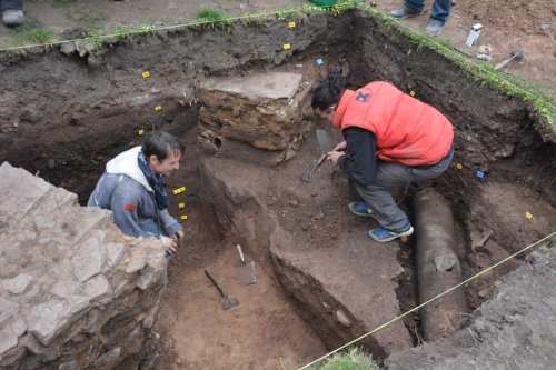 Pod českobrodskou radnicí pracují archeologové