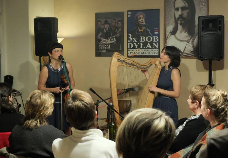 Foto, video: V kutnohorské kavárně Blues Café zahrála dvojice Delioú
