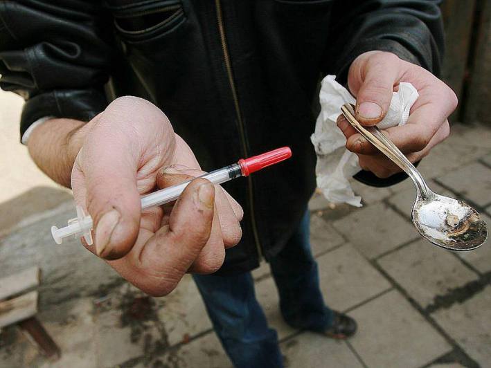 Kriminalisté řeší rozsáhlý případ prodeje heroinu a pervitinu