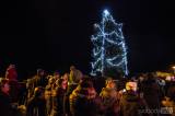 20171127083655_x-9684: Foto: Vánoční strom ve Třech Dvorech rozsvítila kapela Blue Bucks