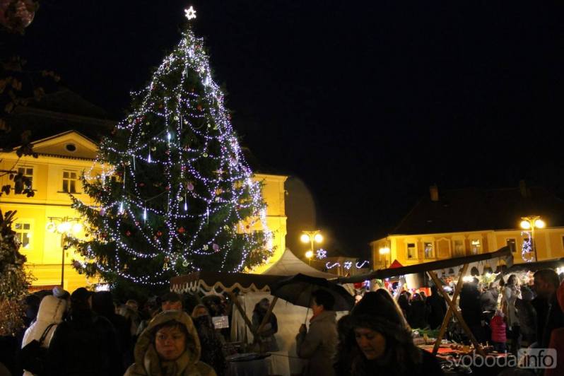 Vánoční strom na Palackého náměstí v Kutné Hoře rozsvítí v pondělí 4. prosince