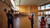 20171130172108_5: Děti na kolínské Trojce si užily tělocvik s baskeťáky
