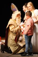 20171203174957_5G6H5613: Foto: Mikulášskou pohádku s nadílkou si užily děti v Tylově divadle v Kutné Hoře