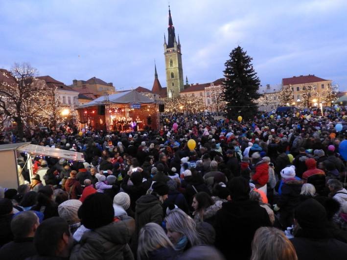Foto, video: Na Žižkově náměstí v Čáslavi se v neděli rozzářil vánoční strom
