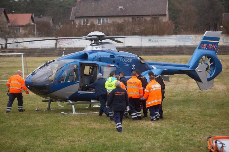 Foto: Těžce zraněného muže musel po pádu z lešení do nemocnice dopravit vrtulník