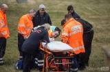 20171206113024_x-0372: Foto: Těžce zraněného muže musel po pádu z lešení do nemocnice dopravit vrtulník