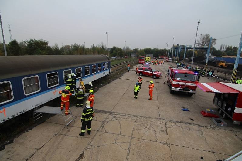 Vlaky vyjely v Kolíně proti sobě, cestující museli evakuovat hasiči
