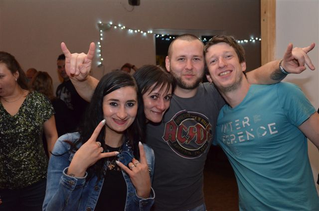 Foto: Vánoce ve Vlkanči oslavili na rockové zábavě se skupinou Punc