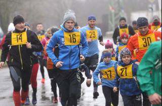 Devatenáctý ročník silvestrovského běhu ve Veltrubech déšť nepřekazil