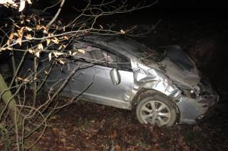 Vozidlo dostalo smyk a narazilo do stromu, nehoda se obešla bez vážných zranění