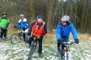 Parta cyklistů se vydala napříč zimní krajinou Kutnohorska