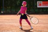 5g6h8756: Foto: Dvacet dětí se na antukových kurtech Sparty intenzivně věnovalo hlavně tenisu