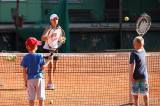 5g6h8802: Foto: Dvacet dětí se na antukových kurtech Sparty intenzivně věnovalo hlavně tenisu