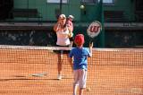 5g6h8804: Foto: Dvacet dětí se na antukových kurtech Sparty intenzivně věnovalo hlavně tenisu