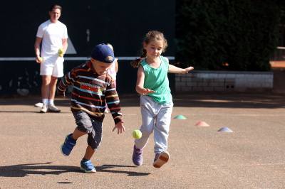 Foto: Dvacet dětí se na antukových kurtech Sparty intenzivně věnovalo hlavně tenisu