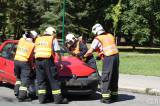 ah1b8075: Foto: Při dopravní nehodě v Kolíně skončil automobil na trávníku před kinem
