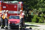 ah1b8079: Foto: Při dopravní nehodě v Kolíně skončil automobil na trávníku před kinem
