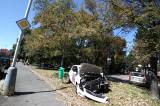 ah1b8089: Foto: Při dopravní nehodě v Kolíně skončil automobil na trávníku před kinem