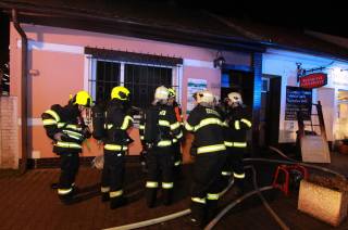 Foto: Při požáru domu v Českém Brodě hasiči vyhlásili druhý poplachový stupeň