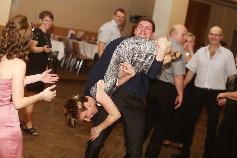 Foto: Na Sokolském plese v Sokolči se před půlnocí rozjela pořádně divoká zábava