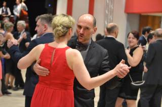 Foto: Členové a přátelé kutnohorských neziskovek plesali v Lorci