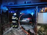 20180221101149_zruc103: Při požáru dvou automobilů ve Zruči nad Sázavou zasahovali také dobrovolní hasiči