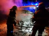 20180221101151_zruc106: Při požáru dvou automobilů ve Zruči nad Sázavou zasahovali také dobrovolní hasiči
