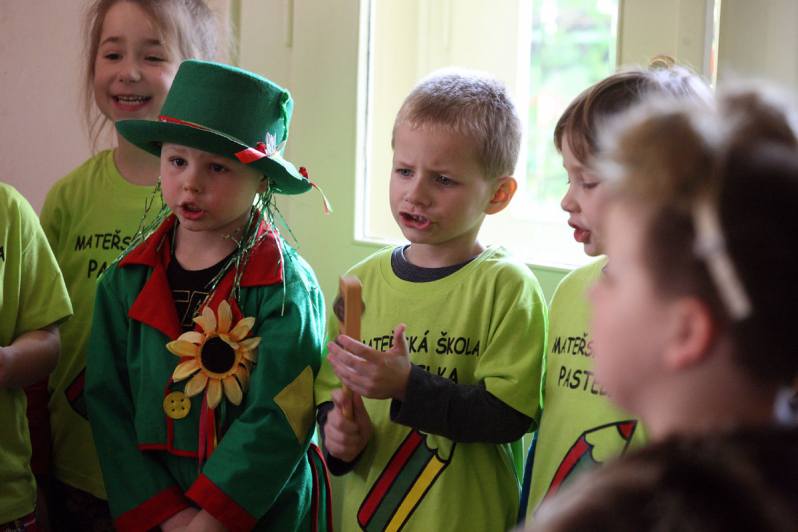 Foto, video: Děti z Mateřské školy Pastelka zavítaly do Klubu důchodců