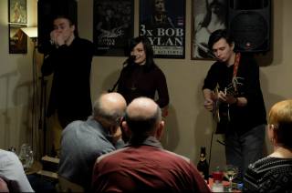 V Blues Café zahrála polská bluesová skupina Hot Tamales Trio