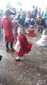 20180325222600_29512163_1843868702300567_1641812712369976238_n: Foto: Děti v Krakovanech řádily na karnevalu Červeného kříže