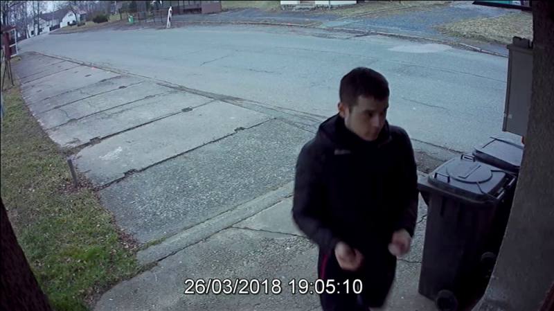Zloděj se vloupal do Velocentrály v obci Hostovlice, policisté pátrají po muži z kamer
