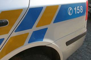 Neznámý pachatel rozbil zadního sklo u vozidla Audi A3