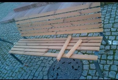 Novou lavičku z kolínského náměstí již stihl poškodit vandal