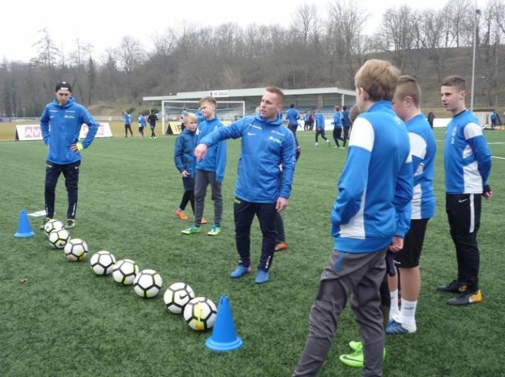 Mladé fotbalisty v Čáslavi čeká testování fotbalových dovednostní za dohledu Tomáše Ujfaluši