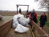 20180409202844_DSC02720: Foto: V rámci akce „Ukliďme Česko“ okolo Hlízova nasbírali přes 300 kg odpadu!